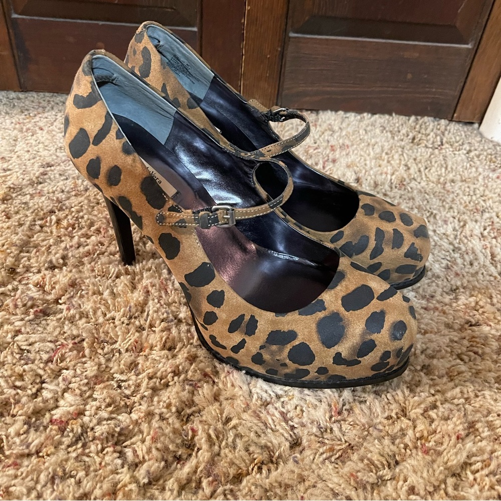 Svanne Marie Leopard Vera Wang heals.
